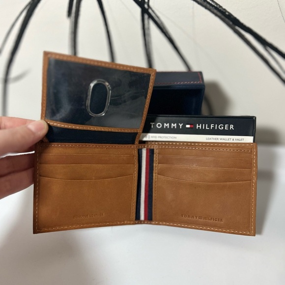 NEW Tommy Hilfiger Brown Leather Wallet with RFID Protection, Navy Gift Box - Picture 2 of 7